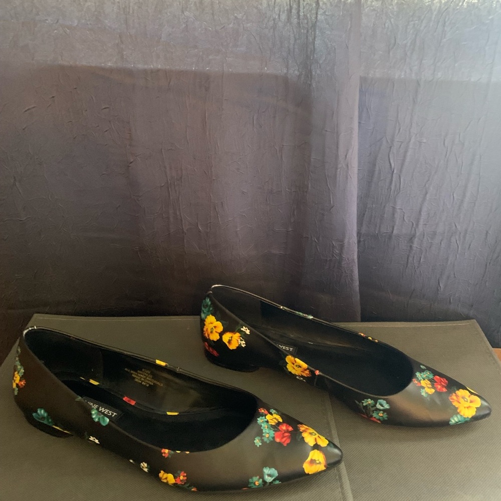 Nine West sz 9.5 black flats with flower print